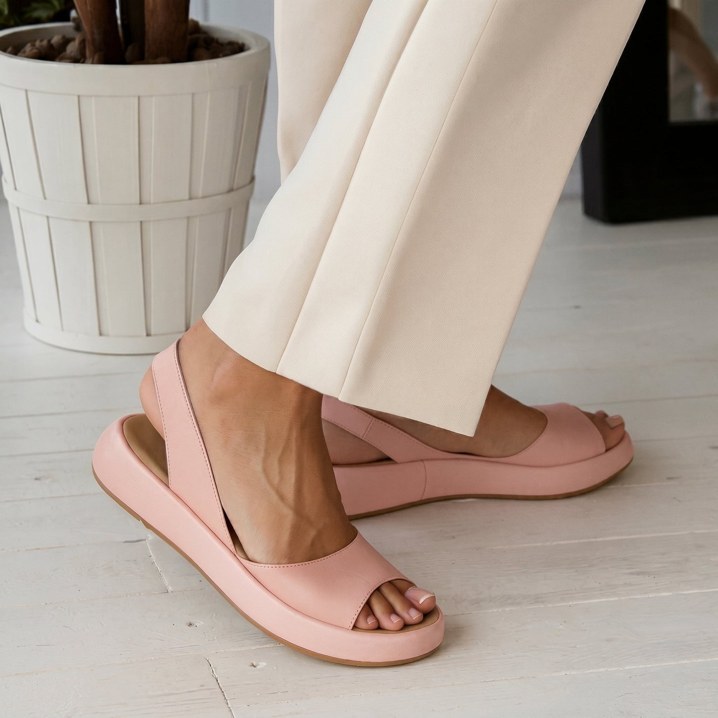 Women's shoes with elastic band
